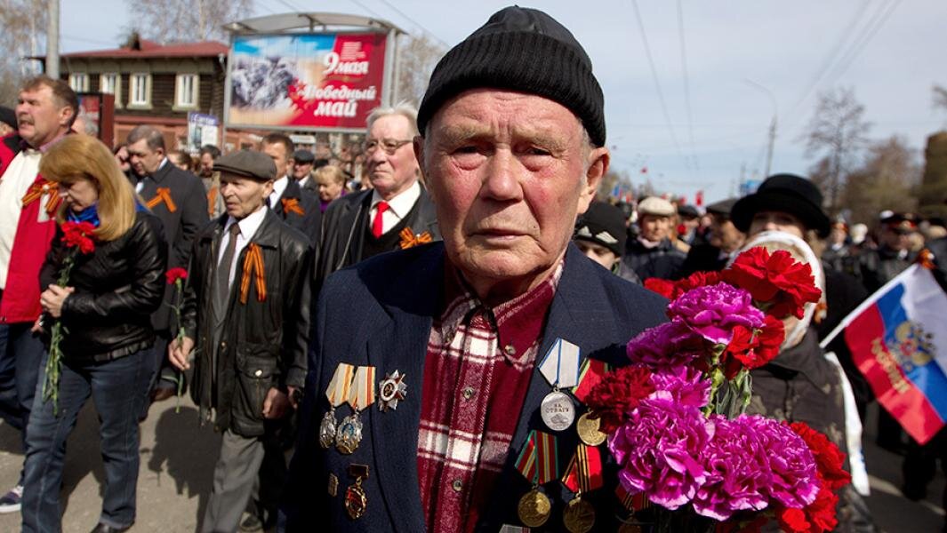 Участники шествия «Бессмертный полк», посвященного 68-й годовщине победы в Великой Отечественной войне, на проспекте Ленина в Томске. Фото: РИА Новости/Яков Андреев