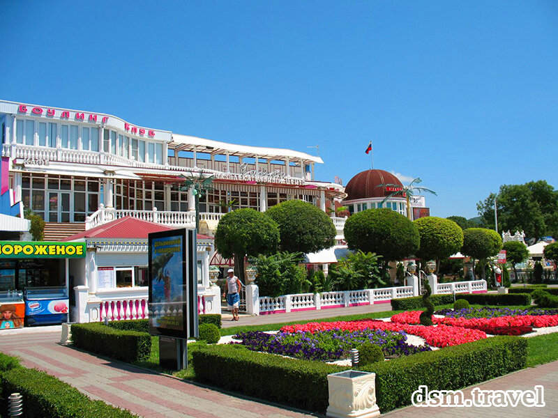 Кабардинка черное. Черное море парк аттракционов Кабардинка. Кабардинка Black Sea World. Кабардинка море актрационы. Кабардинка отель Вояж на Черноморской.