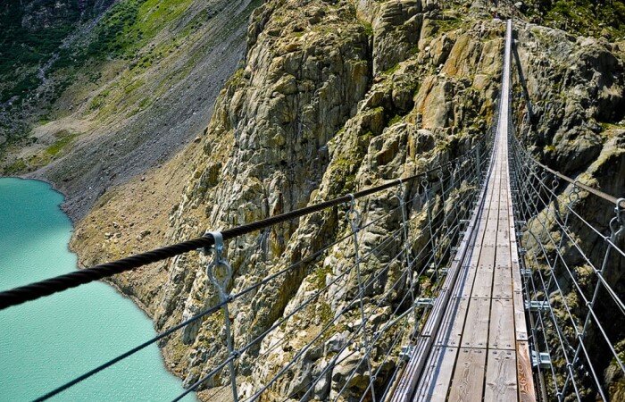  
Ух, как страшно.
Мост – это очень полезная инженерная конструкция. Но иногда, глядя на отдельные мосты, трудно поверить, что строились они людьми и для людей. Куда больше они похожи на какие-то ужасающие аттракционы. Пройти по таким мостам отважатся только сильнейшие, ведь раскачиваются они от каждого дуновения ветра.
