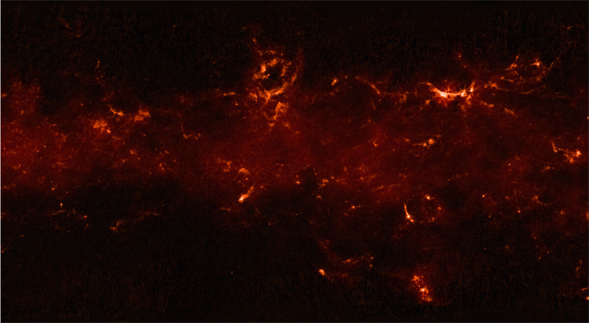 Правая часть панорамного снимка, здесь отчетливо видны туманности в созвездии Скорпиона