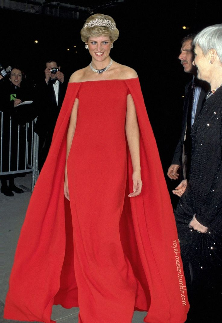 Принцесса диана в австралии 1983. Принцесса диана. Принцесса диана в версаче. Наряды дианы спенсер. Наряды принцессы дианы.