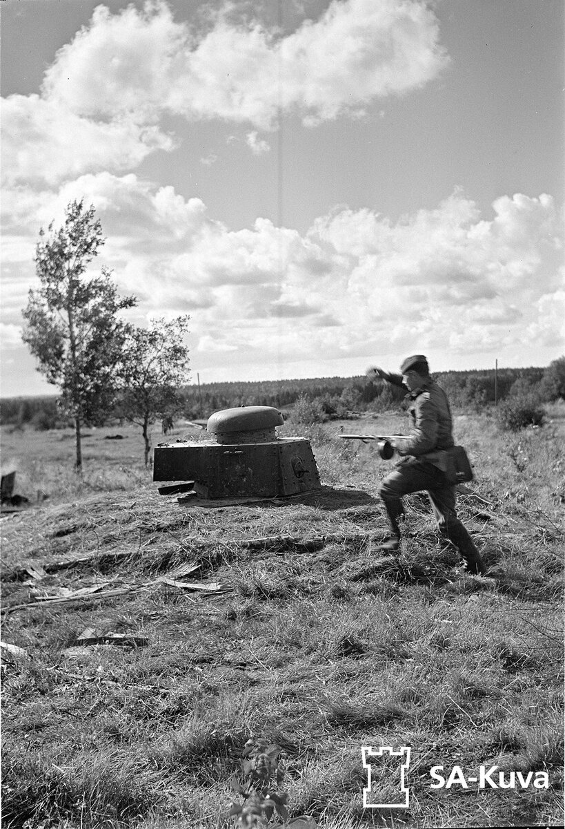 Коллега   von_mackensen  собрал финские фотографии захваченных огневых точек на базе первого советского серийного танка МС-1, предположительно сделанных в Карельском укрепрайоне.