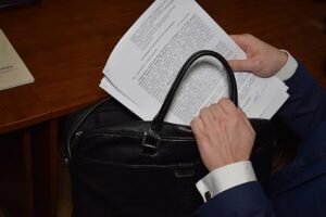    Если пришлось совершать какую-то сделку, а одна сторона представлена доверенным лицом, возникает необходимость проверки документа на подлинность. Такую проверку могут осуществлять строго определенные группы лиц: