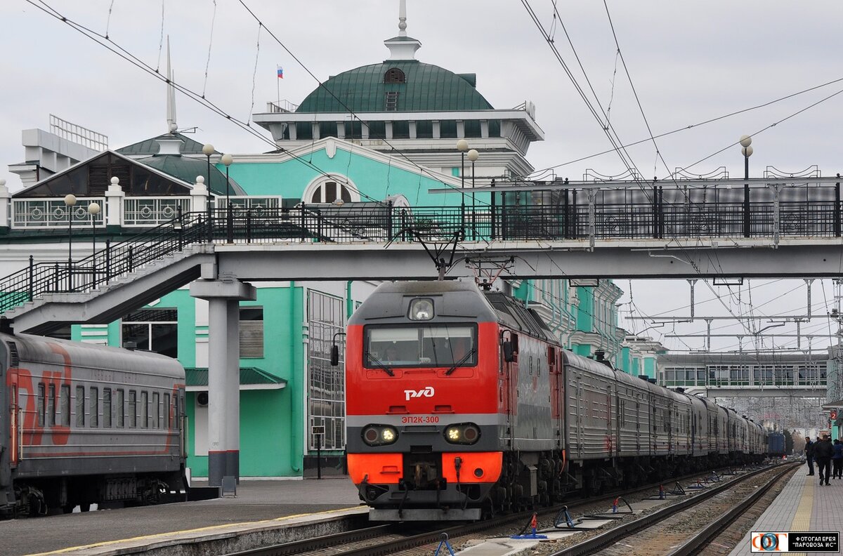 Станция омск. Станция Омск пассажирский. Эп2к-300. Электрички станция Омск пассажирский. Эп2к Омск.