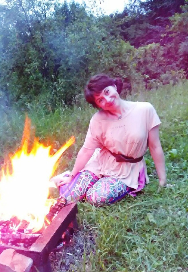 
Итак,  12-13 лет назад, неведомая сила подхватила меня и повела туда, где я нахожу возможности для развития по сей день, в мою студию йоги и чая "Путь сердца", работу в которой я сочетаю с написанием картин.
Я завершила предыдущую главу рассказом о том, как ушла с работы уборщицы, и мне тут же позвонила знакомая, чтобы пригласить на должность менеджера проекта в крупном рекламном агентстве. Журналистский опыт и активная PR деятельность в театре были мне в помощь, и я приступила к выполнению своих обязанностей, параллельно продолжая рисовать и заниматься йогой для себя. Если на предыдущих работах я продержалась по 2-3 месяца на каждой, то оставшиеся 5 месяцев этого стремительного года я проработала на рекламном поприще, активно тренируя организаторские способности. Как я теперь понимаю, каждая новая деятельность была нужна. Она развивала во мне навыки для будущего, которого я тогда еще не видела.
В общем, через 5 месяцев достаточно нескучной работы в офисе, я осознала, что хочу зарабатывать на возможность рисовать и жить радостной жизнью чем-то более душевным и мне подходящим, чем реклама.
Какая-то сила опять толкала меня дальше. Я стала по утрам в интернете изучать объявления о работе и на третий день, о Эврика, дело было найдено: один, ещё существующий только в проекте, чайный клуб набирал для обучения мастеров чайной церемонии. На тот момент чайное движение только зарождалось в Ростове и люди в чайных клубах казались мне небожителями. Я думала, где же этому учат?) Как обычно, ответ не заставил себя долго ждать!) Я тут же написала резюме, особо подчеркнув свою любовь к китайской философии и живописи - это было чистой правдой. В тот же день меня взяли на обучение в будущий очень известный чайный клуб.
