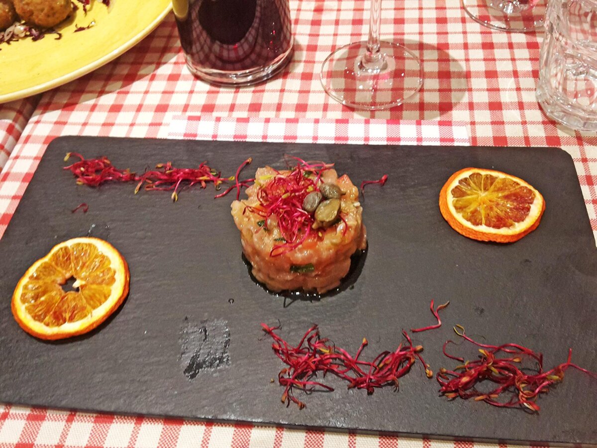 Рыбный тартар на мой день рождения в ресторане, про который туристы наверняка не знают, зато местные обожают. Милан, 2018 (фото: Наталья Миронова).