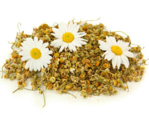 Отвары из лекарственной ромашки или календулы применяются в качестве еженедельных компрессов для осветления лица и восполнения витаминного запаса. Можно применять компрессы чаще, если нет индивидуальной непереносимости компонентов.