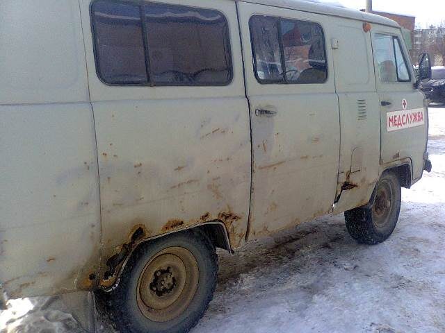 
На фото – один  из автомобилей ТОП,  на котором вывозится мусор, а также осуществляются (правда, редко) выезды в город по различным нуждам. Наш корреспондент, который прислал фотографии, пояснил, что автопарк ТОПЦ в основном ремонтируется своими силами, лицами, не имеющими права, да и должной квалификации это делать.