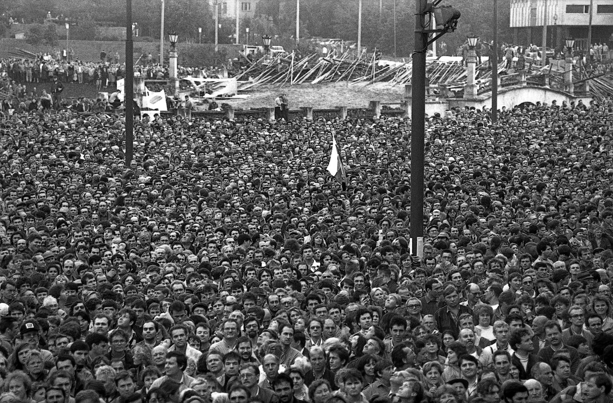 Митинги такого размаха были в те дни не редкость. И ведь участники были искренними — это потом стало модно все объяснять происками заграницы, но подкупить такое количество человек невозможно. На заднем плане — баррикады.