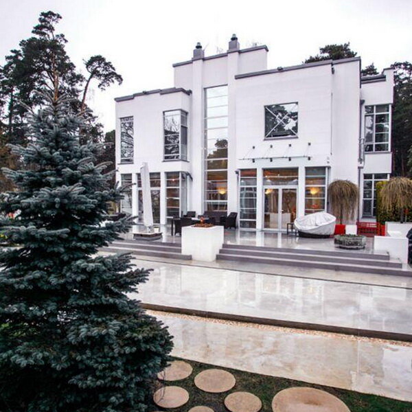 Белоснежный дом Лаймы Вайкуле в Юрмале