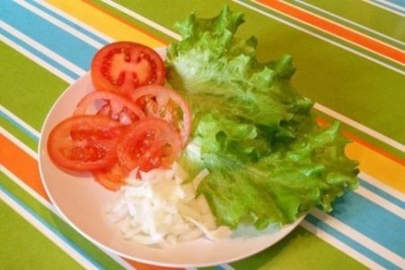 Шаг 1 Листья салата моем, помидоры нарезаем тонкими кружочками, лук крупно режем.