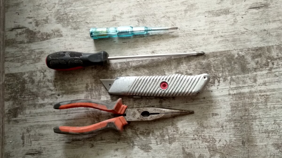 Как раз дома затеял ремонт, так что покажу все на примере своих розеток. Вот он инструмент.