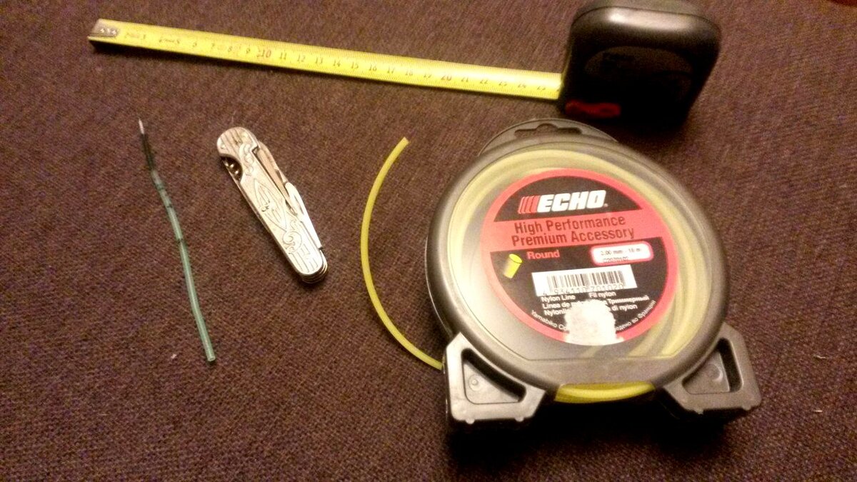 Корт для триммера и вспомогательный инструмент.