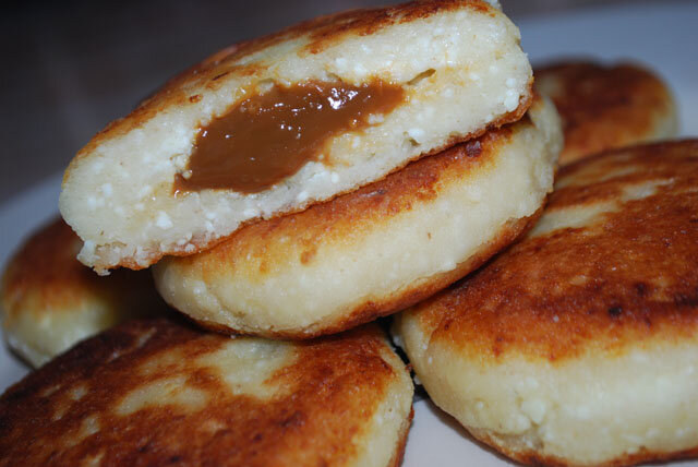 Сырники с начинкой из вареной сгущенки. Источник фото Ucf.org.ua