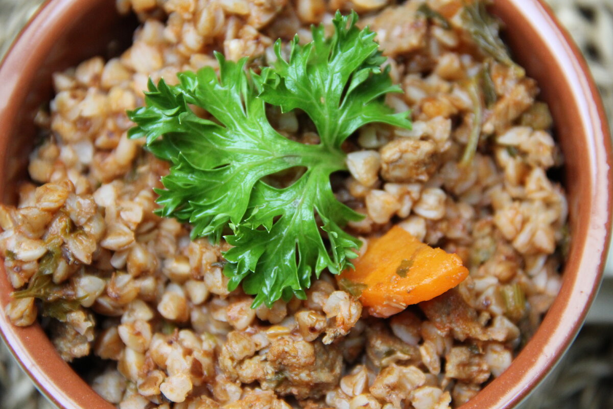 каша гречневая с говядиной. гречка с говяжьим. гречка с куриной печенью. гречка с говядиной. гречка plov.