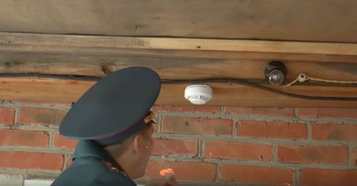 В рамках социально ориентированной президентской программы помощи и поддержки наиболее нуждающимся, неблагополучным, многодетным семьям в республике проводилась работа по установке автономных пожарных извещателей.