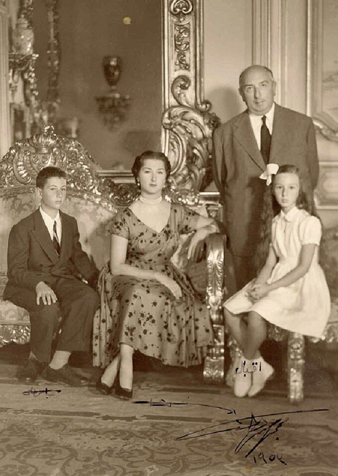 Внучка Абдулмеджида Неслишах с детьми Икбаль и Аббасом