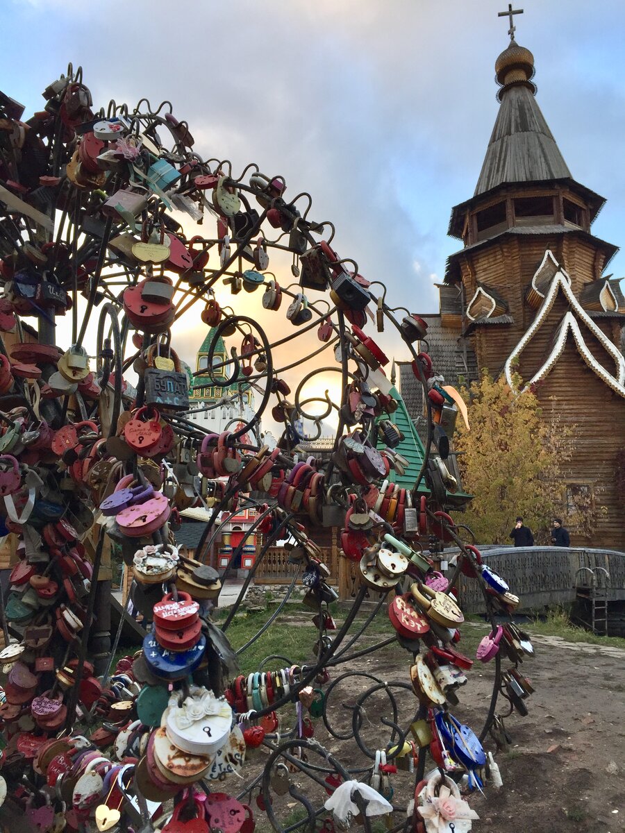 Вас ждет увлекательная прогулка по БЛОШИНОМУ РЫНКУ👌, мега-экскурсия по МУЗЕЮ УТЮГА 😳, и "вот так встреча" с КОСПЕЕРАМИ в канун Хеллоуина 😈. 
Для просмотра анонса, ПЕРЕХОДИТЕ ПО ССЫЛКЕ НИЖЕ 👇 и ПОДПИСЫВАЙТЕСЬ на канал🔔