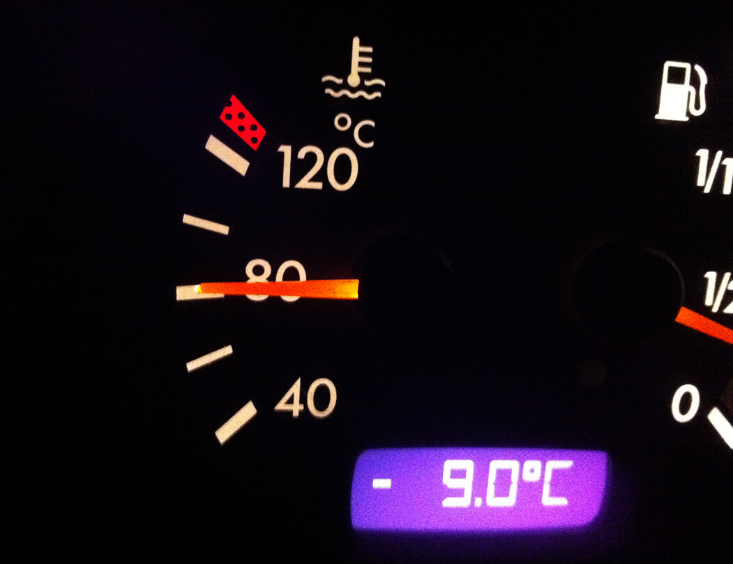 Сколько градусов должно быть в машине. Рабочая температура охлаждающей жидкости даф105. Указатель температуры охлаждающей жидкости камаз шкалы. Указатель температуры охлаждающей жидкости в машине на панели. Лада гранта датчик температуры двигателя на приборной панели.