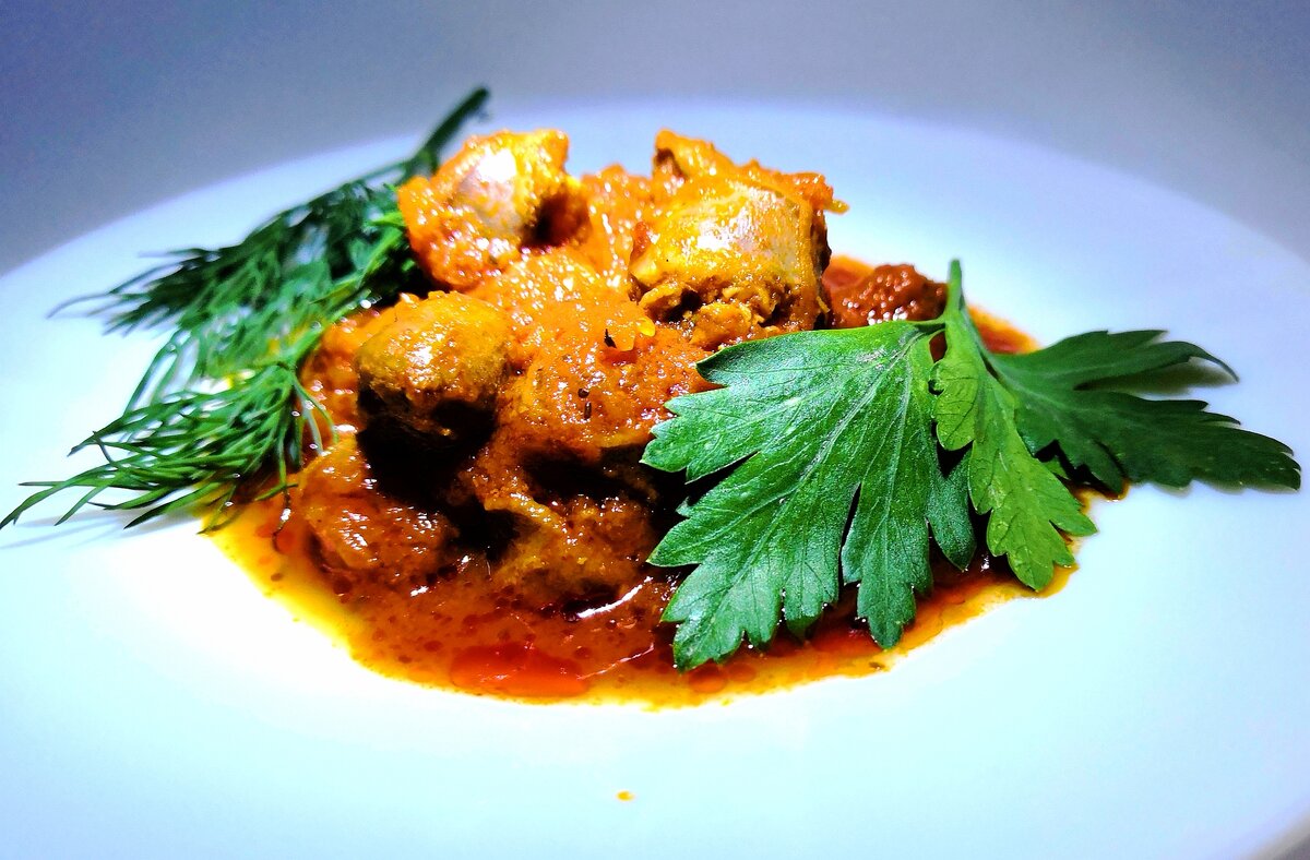 Вкусная подлива к пюре. Подлива. Куриные сердечки в томатном соусе. Подлива из куриных сердечек. Густое мясо с овощной