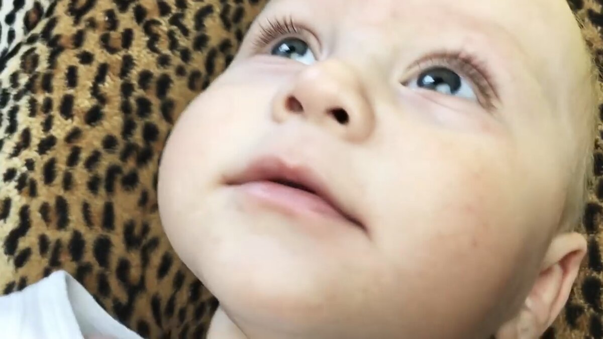 малышу высосала слизь при помощи аспиратора