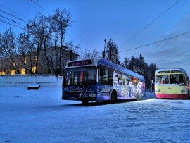 В Калуге начал курсировать первый троллейбус с новогодними оленями и снеговиками