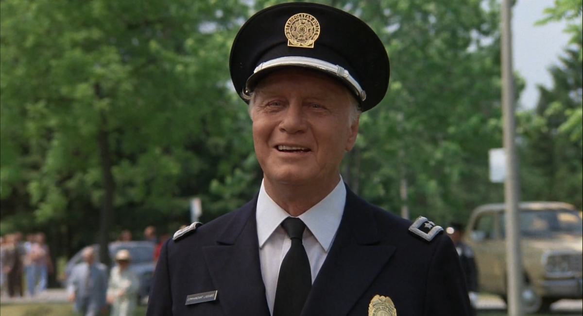 Бессменный комендант академии Эрик Лассард в исполнении Джоржа Гейнса.