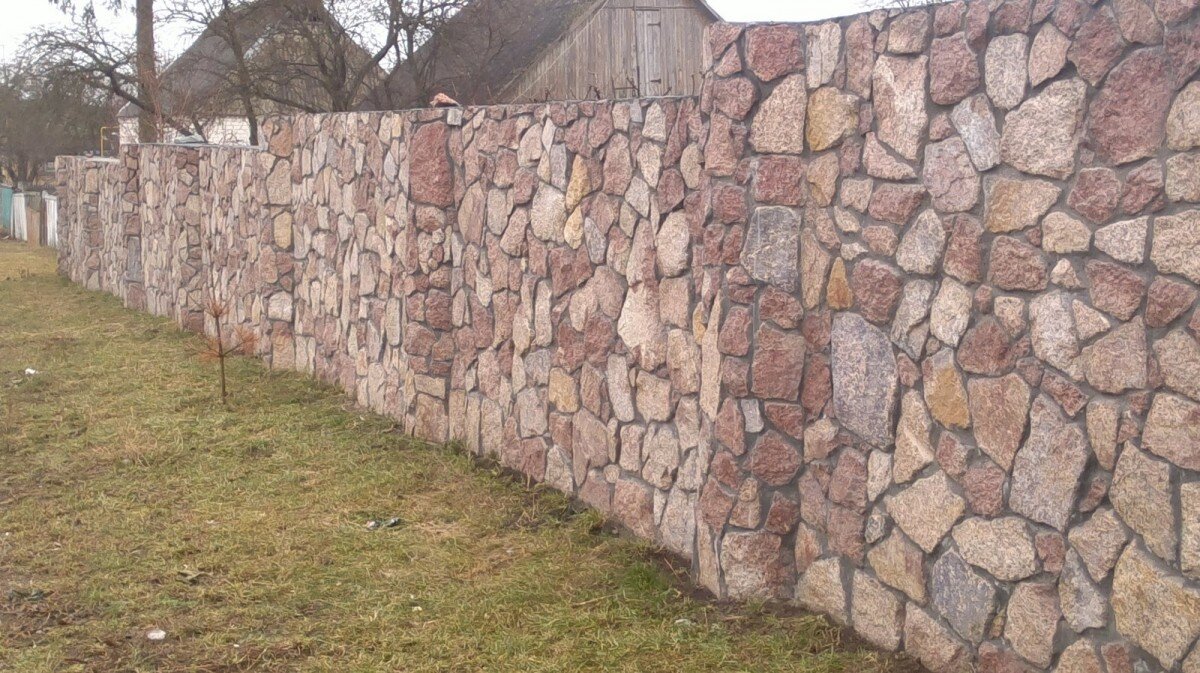 Забор из бутового камня — строгая красота и максимальная прочность