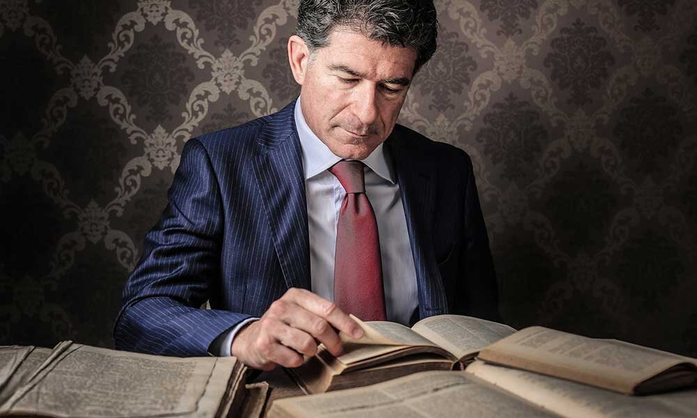 консультация психолога. успешный человек. красавец джонни депп. успешный человек. джонни депп с книгой.