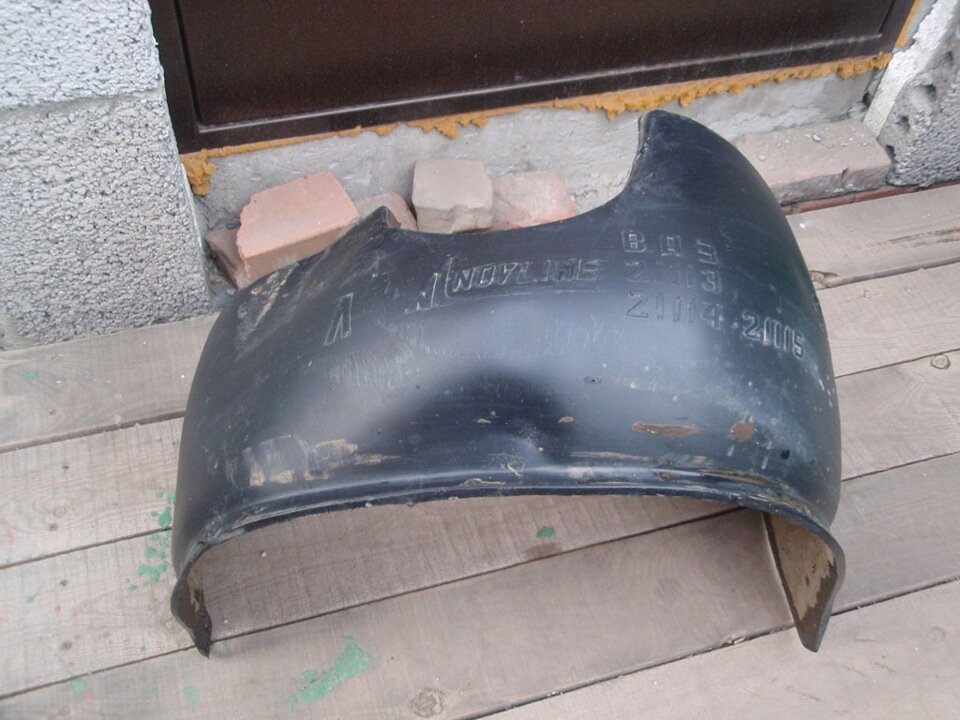 После того как пришла зима и переобул колеса на зимние меня начал нервировать шум резины в перемешку с шипами. Немного прикупив вибро изоляции снял подкрылки, вымыл их, и частями наклеял шумку и так проделал со всеми подкрылками.