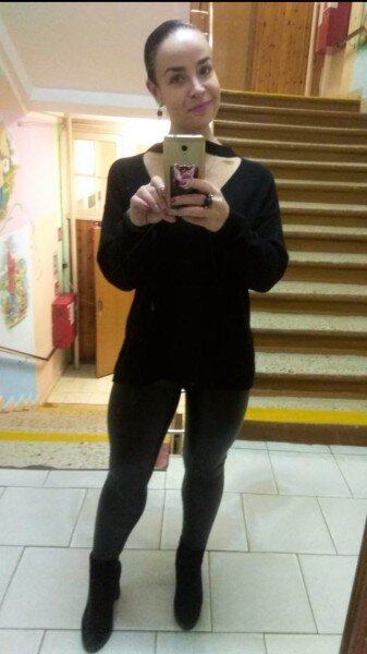  Начались отмазки, саму себя отмазываю)
Сегодня была в зале, делала свою любимую становую тягу в классическом варианте с легким весом 40 кг, но 3 подхода по 15 и вот подустала
Ну я там помимо становой много всего еще другого делала
А еще на каблуках полвечера проходила, тоже нагрузка та еще по льду на каблуках))
У Вари был новогодний вечер в детском саду

И сейчас вечером сама с собой веду диалоги
