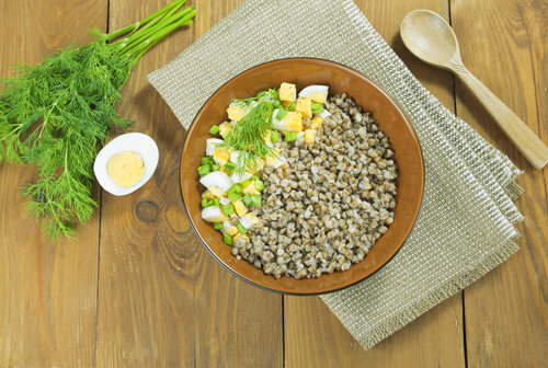 •  Гречневая каша с яйцами и зеленью (за 5-7 минут до приготовления крупы,  слейте чуть-чуть воды, если ее много, затем разбейте и закиньте в  кастрюлю 2-3 куриных яйца, все тщательно перемешайте, добавьте любую  зелень и немного растительного масла) плюс бананово-молочный коктейль  (делаем при помощи блендера).
 • 300-400 грамм обезжиренного творога с молоком и изюмом.
 • Овсяная каша на молоке с сухофруктами, медом и бананом плюс коктейль из какао и молока.