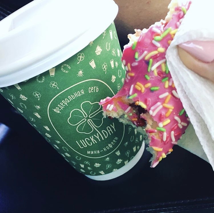 Боги! 🤗В Lucky Day крутой ванильный капучино! А ещё дают конфетку! А ещё очень вкусный пончик 🙈 не успела запечатлеть его целиком 😋😋😋А ещё вТЦ Москва в @luckydaycoffee работает очень любезная девушка! Спасибо ей большущее за порцию хорошего кофейного настроения! 🎀🎀🎀 I recommended! 😜#luckydaycoffee 💚 #Stavropol