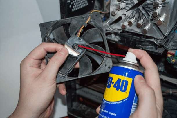 Промывка подшипника кулера на компьютере при помощи WD-40