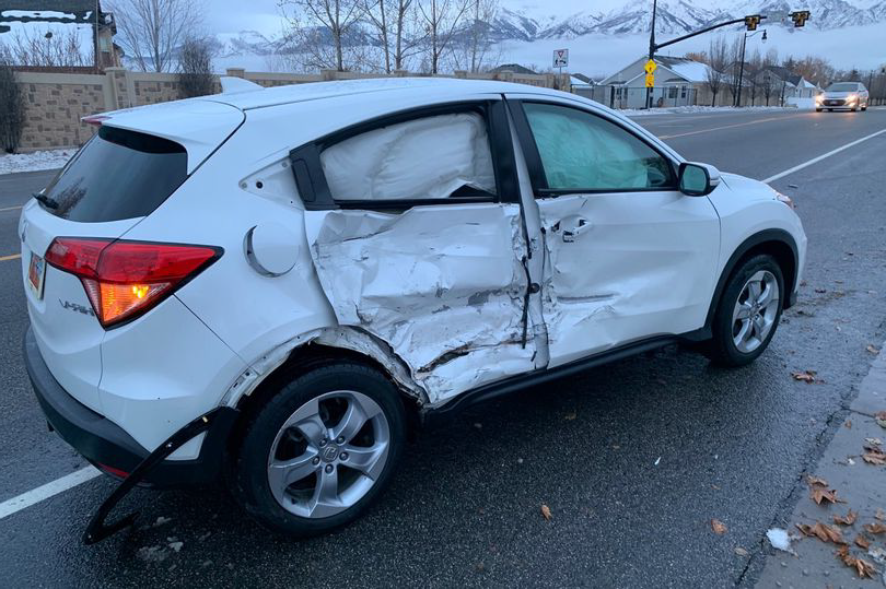 17-ти летняя девушка попала в аварию, когда попыталась вести машину вслепую.