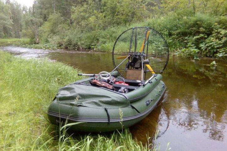 Аэролодка имеет проходимость по самому минимальному водному покрову, болоту, снегу и льду.