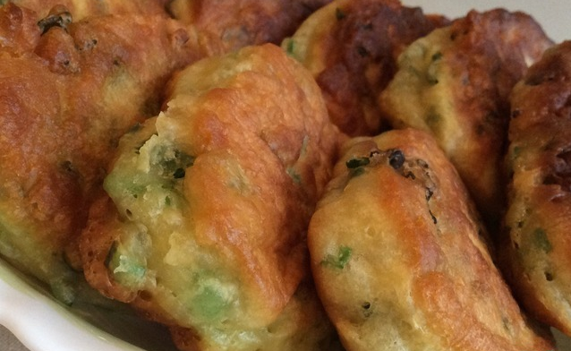 оладьи с луком фото:povarenok.ru