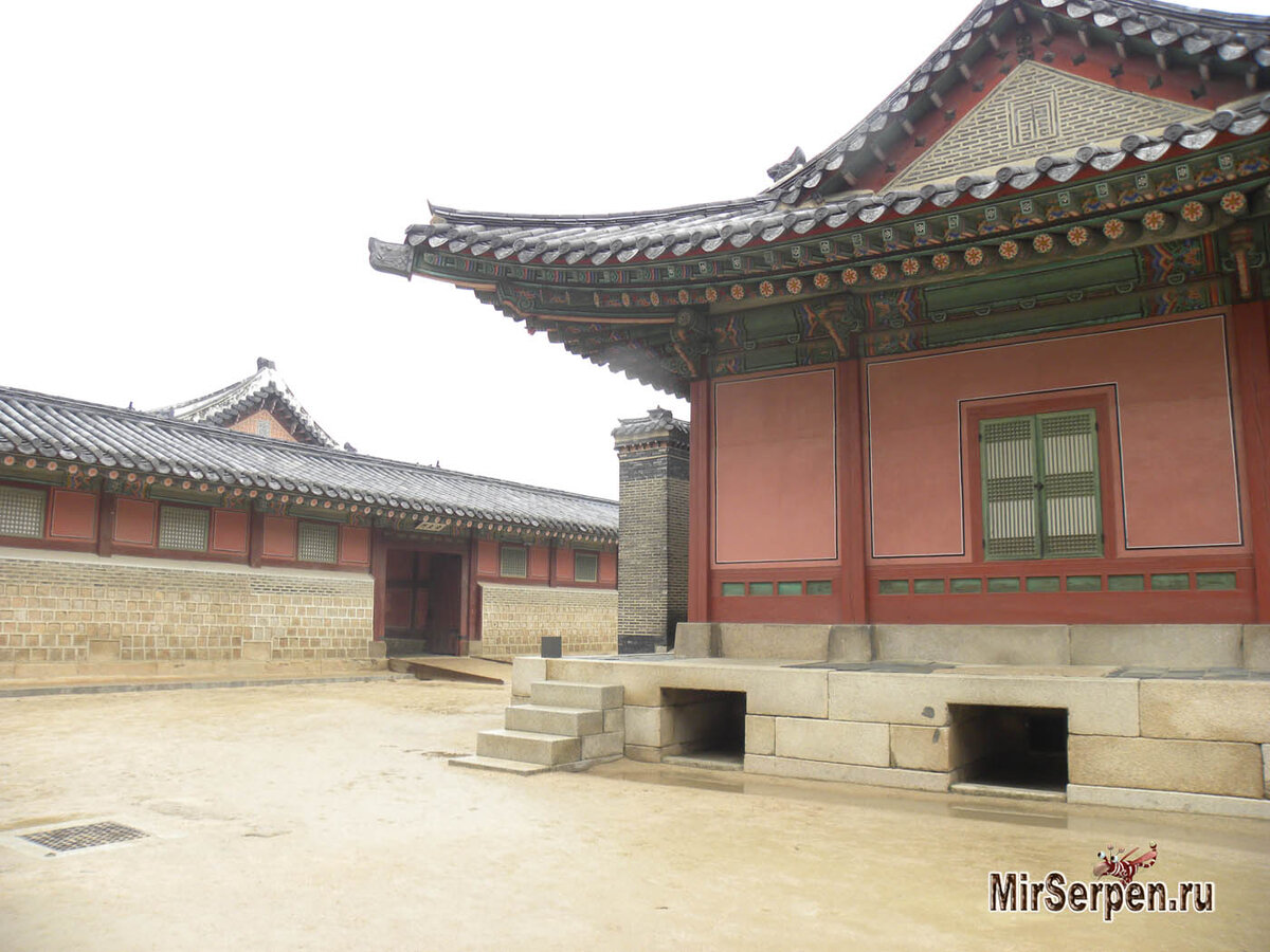 Королевский дворец Gyeongbokgung, Сеул, Южная Корея: Но даже в многолюдный праздничный день не проблема сделать фото без посторонних лиц в кадре