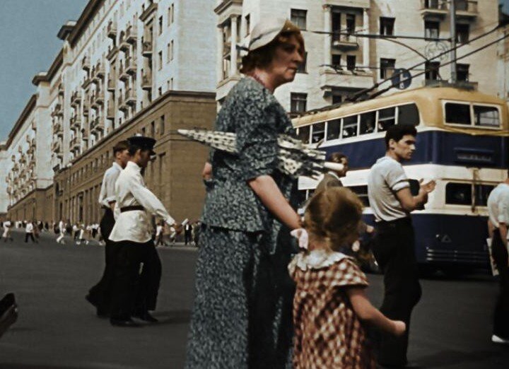 Кадр из к/ф «Подкидыш» и троллейбус ЯТБ-3, фото oldmos.ru