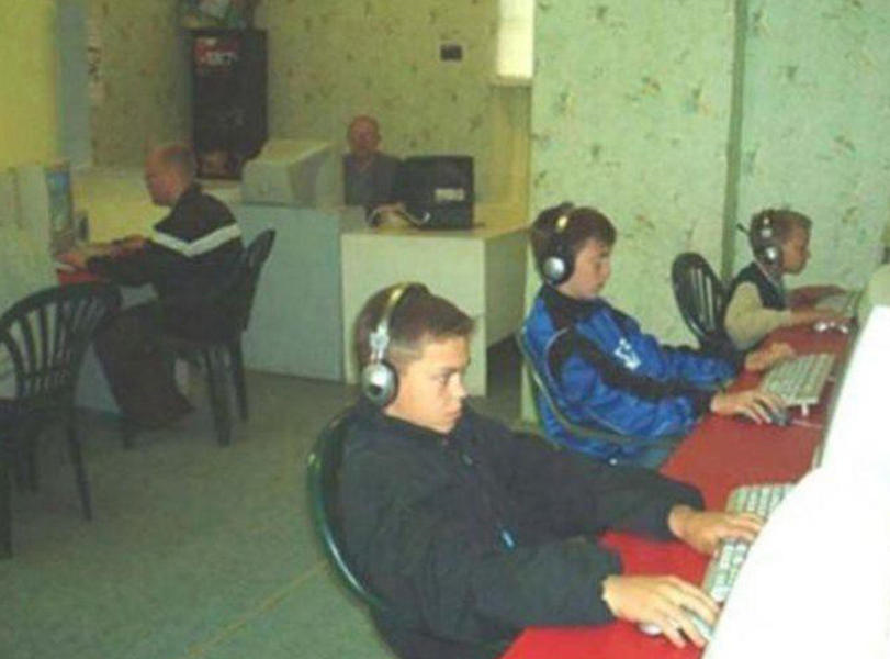 Типичный компьютерный клуб 2000-х, любого города.