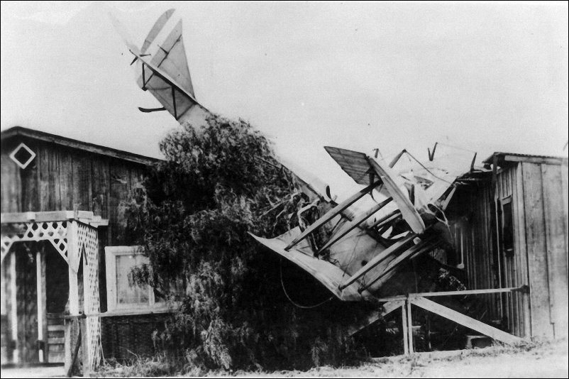 Ранним сентябрьский утром 1910 года в предместье  Парижа в воздух поднялся биплан "Фарман". Французский лётчик Паризо и его пассажир рассчитывали быстро добраться до столицы и приземлиться на безлюдной по утрам улице Инвалидов. Но, к несчастью, в последнюю минуту совершенно неожиданно на улицу выехали две повозки. Чтобы избежать столкновения, Паризо резко направил самолёт в сторону и, сбив два уличных фонаря, грохнулся на проезжую часть. Отделавшись лёгким испугом, и пилот и пассажир остались невредимыми. Благополучный исход катастрофы, пожалуй, больше всего разозлил полицию. Чтобы другим неповадно было подвергать Парижан опасности, она решила строго наказать лётчика. Однако никаких правил воздушного движения, за нарушение которых можно было бы привлечь его к ответственности, в то время не существовало. И тогда полиция постаралась подвести пилота под все имеющиеся правила уличного движения. Паризо оштрафовали за отсутствие номера на самолёте, за отсутствие предупредительного сигнала, за отсутствие серой карточки, обязательной для всякого парижского экипажа, за ввоз мотора без разрешения, за повреждение общественной собственности, за создание уличного беспорядка и за многое другое. "Семь бед - один ответ", - утверждает русская пословица. Паризо за одну беду понёс семь наказаний.