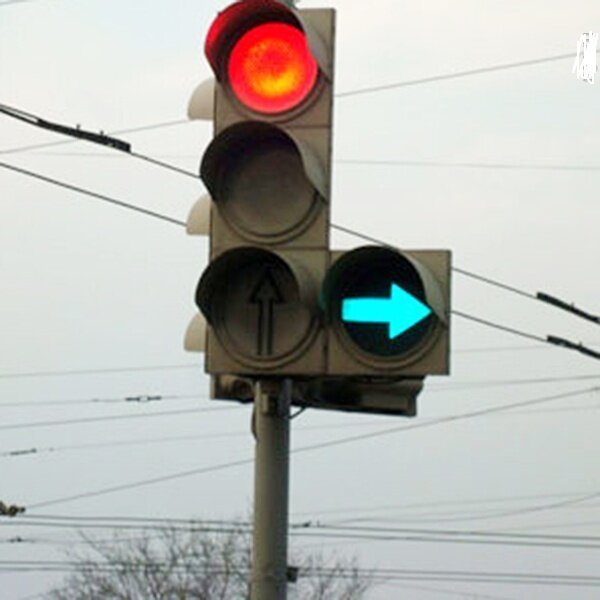Нужно прямо, но перепутал и остановился в ряду, где поворот разрешает стрелочка, а прямо ехать запрещает красный сигнал