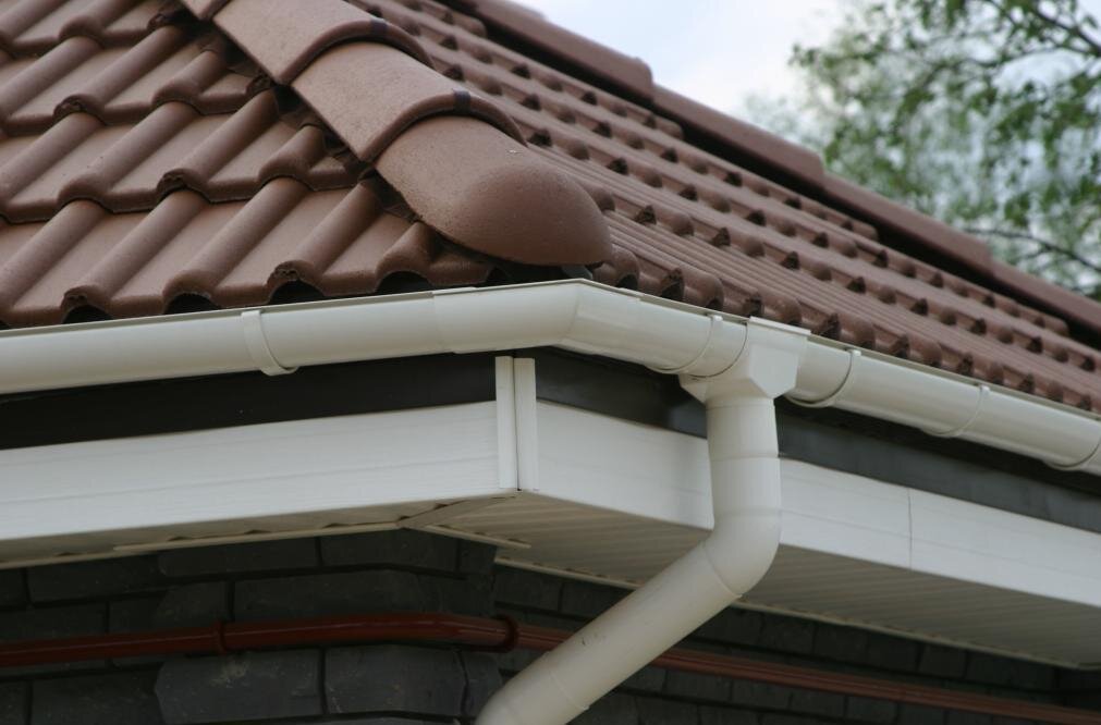 Водостоки для крыши своими руками, в том числе из пластиковых труб, как изготовить и установить