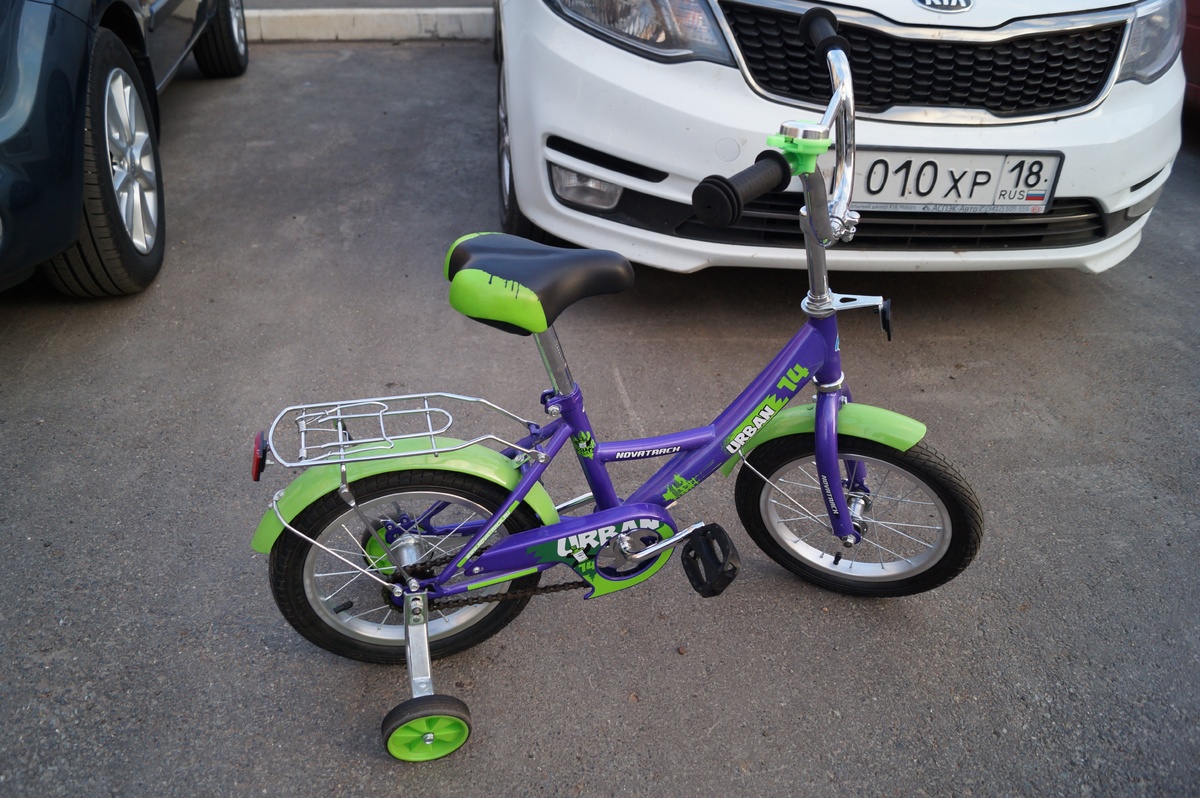 Велосипед с двумя поддерживающими колесиками 