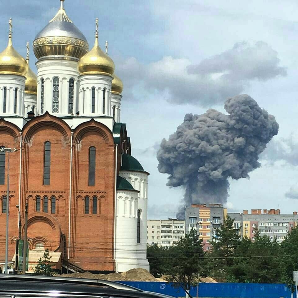 В полдень 1 июня 2019 года в Дзержинске Нижегородской области прозвучало два серьезных взрыва. ЧП произошло примерно в 11:53 по московскому времени на оборонном заводе ГосНИИ "Кристалл". Завод является ведущей организацией оборонно-промышленного комплекса по направлению научно-технического и технологического обеспечения работ в области создания взрывчатых составов, безопасных технологий их производства, испытаний, транспортировки и утилизации.