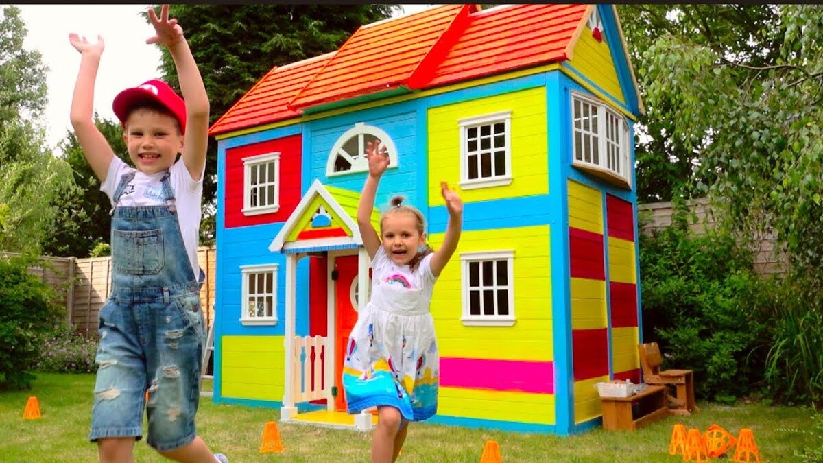 Найди детское видео. Макс и Катя в домике. Домик Мистер Макса и Катя. Двухэтажный домик для детей. Детские домики двухэтажные.