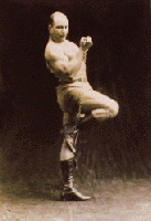  создается статическое напряжение в мышцах руки и ноги.