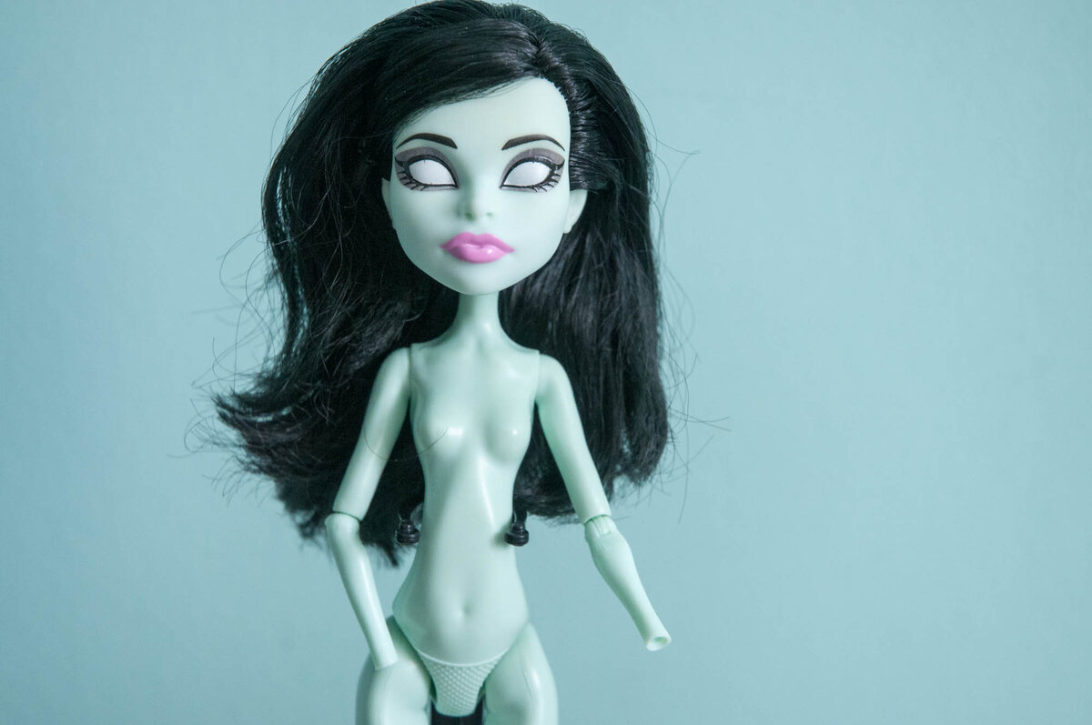 Не теряйте ручки Скары. Без них удобнее раздевать куклу:)