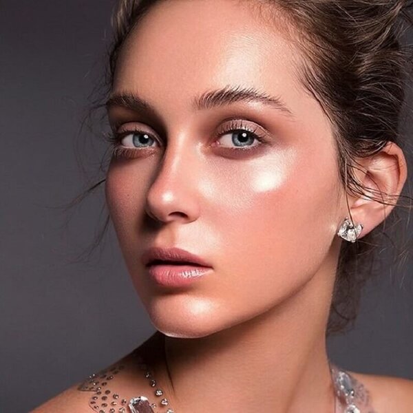 Девушка с макияжем в стиле 'влажная кожа'