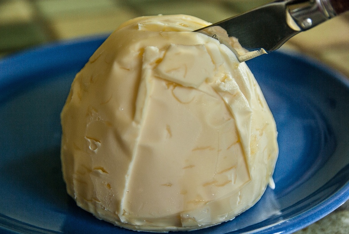 Все молочные продукты содержат ненасыщенный животный жир. В чистом виде для организма он не нужен. 